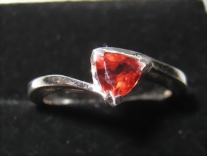 Eleganter Goldring mit einem leuchtenden Mosambik- Granat im Trilliantschliff