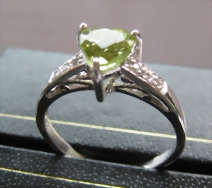 Eleganter Goldring mit einem leuchtenden Peridot im Trilliantschliff