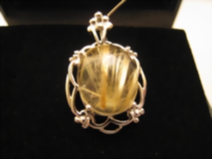 Rutilquarz-Goldanhänger