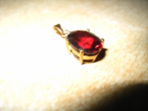 Himbeer Rhodolith Goldanhänger